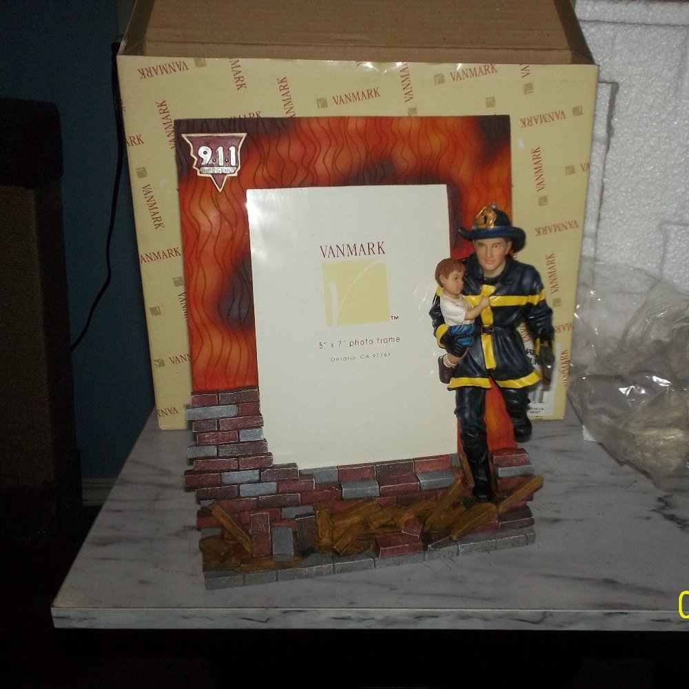 VANMARK RED HATS OF COURAGE VINTAGE 1999 5 X 7 PICTURE FRAME 911 FIREFIGHTER